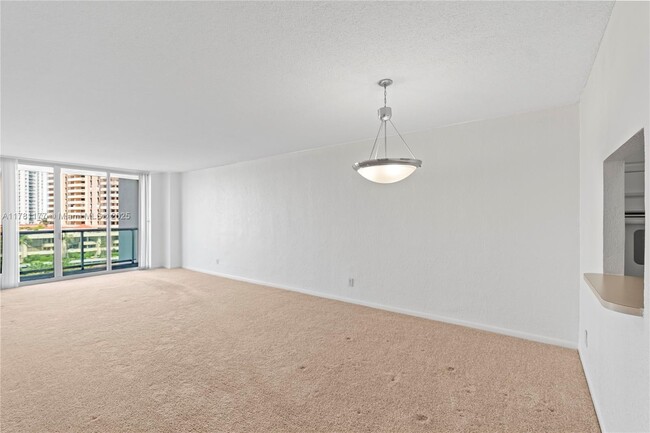 19390 Collins Ave in Sunny Isles Beach, FL - Foto de edificio - Building Photo