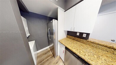 15231 SW 80th St in Miami, FL - Foto de edificio - Building Photo