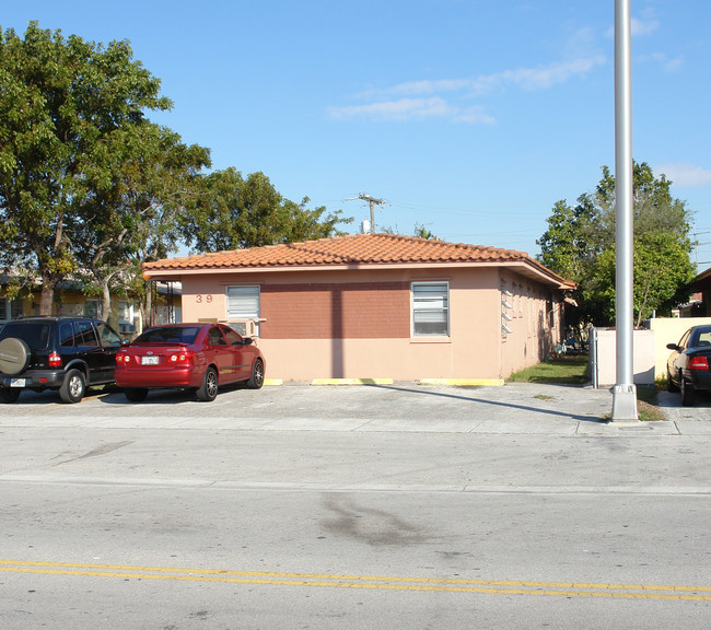 39 W 27th St in Hialeah, FL - Foto de edificio - Building Photo