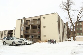 River Park Apartments in East Lansing, MI - Building Photo - Building Photo