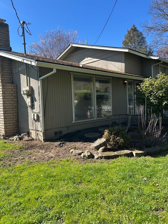 2883 W Griffin Creek Rd in Medford, OR - Building Photo