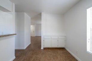 1611 S Bundy Dr in Los Angeles, CA - Building Photo - Interior Photo