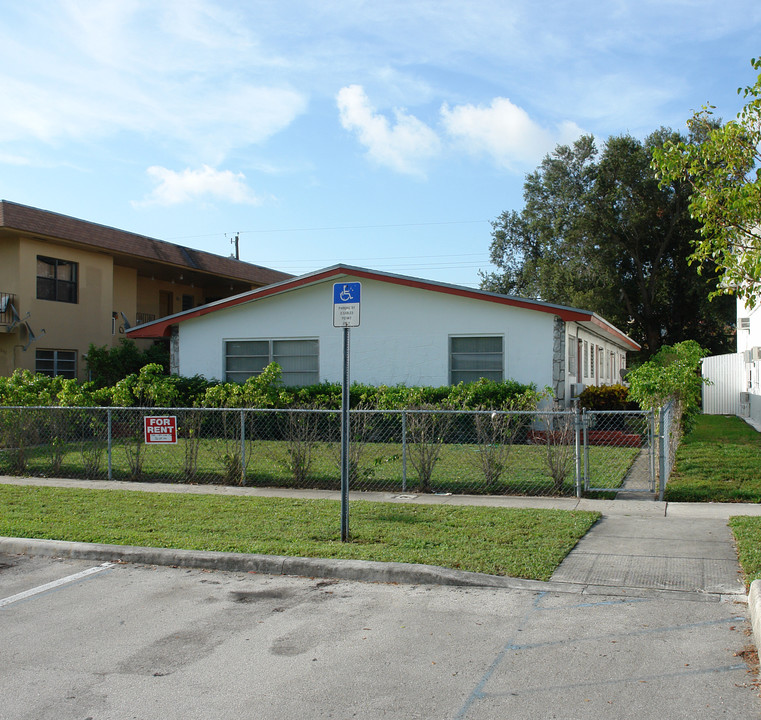 2032 NE 168th St in Miami, FL - Building Photo