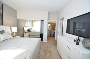 La Jolla Crossroads Apartments in San Diego, CA - Building Photo