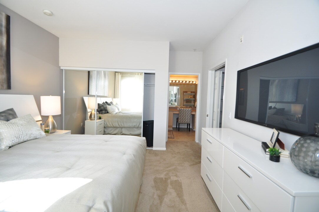 La Jolla Crossroads Apartments in San Diego, CA - Building Photo