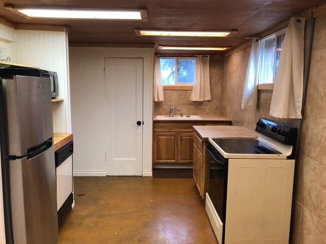 228 W Whitman Dr in College Place, WA - Building Photo - Building Photo