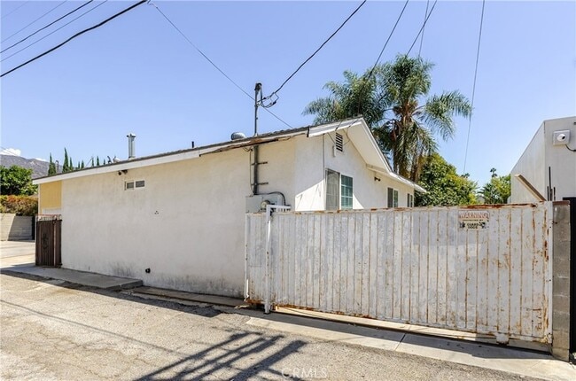 1217 Elm Ave in Glendale, CA - Foto de edificio - Building Photo