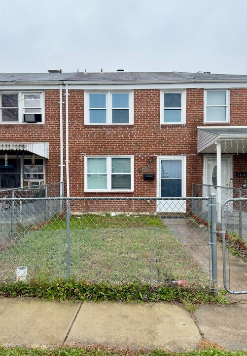 7865 St Bridget Ln in Dundalk, MD - Building Photo