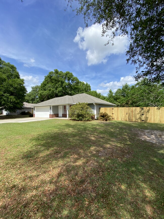 8968 Tara Cir in Milton, FL - Foto de edificio - Building Photo
