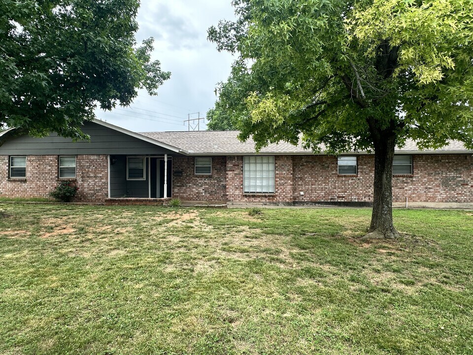 1100 SW 81st St in Oklahoma City, OK - Foto de edificio