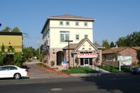 5676 Elvas Ave in Sacramento, CA - Foto de edificio - Building Photo