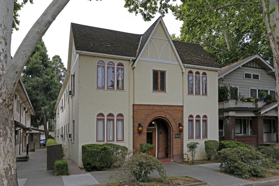 The Brentwood Apartments in Sacramento, CA - Building Photo