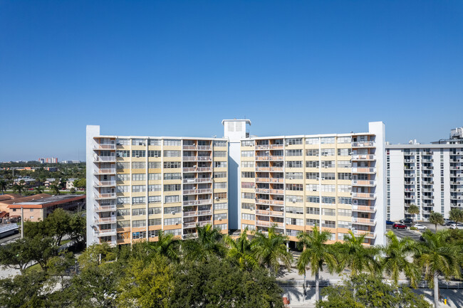 Crestview Towers in North Miami Beach, FL - Foto de edificio - Building Photo