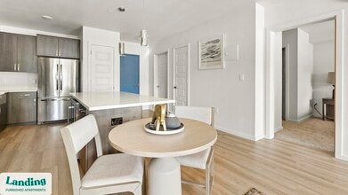 11505 NE Yacht Harbor Dr, Unit D111 in Portland, OR - Foto de edificio - Building Photo