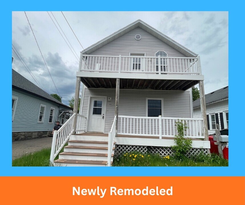 1016 4th Ave, Unit Lower in Antigo, WI - Foto de edificio