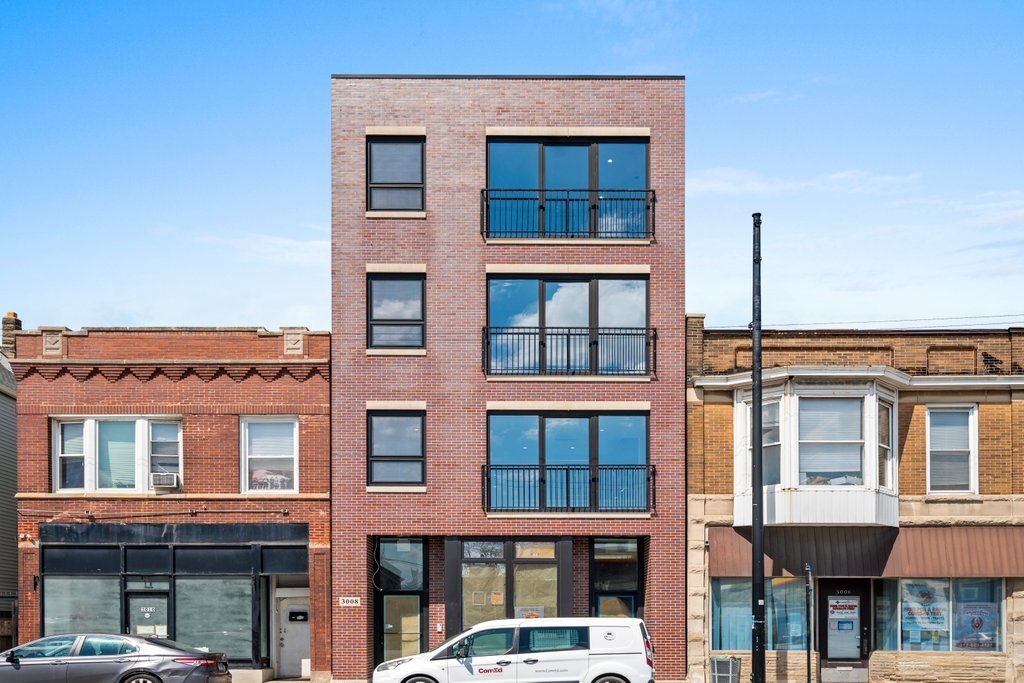 3008 W Belmont Ave in Chicago, IL - Building Photo