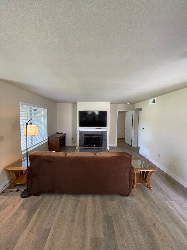 604 N Columbia Center Blvd