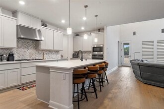 682 Two Creeks Ln in Austin, TX - Building Photo - Building Photo