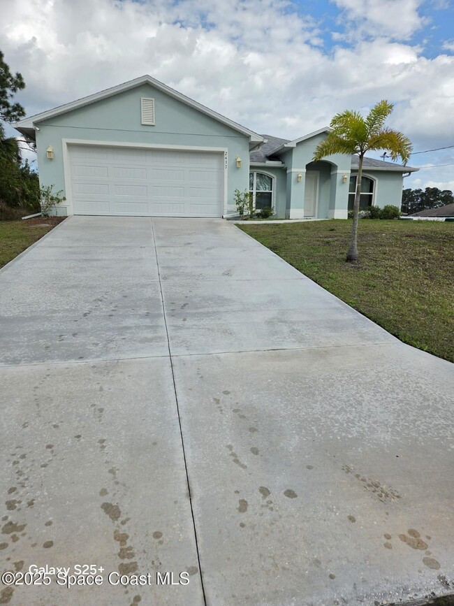 2437 Hagoplan Ave SW in Palm Bay, FL - Building Photo - Building Photo