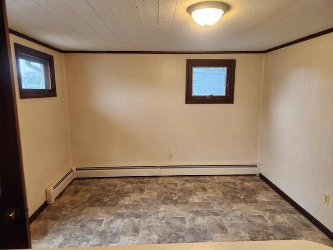 87 Burton St, Unit 2 in Bristol, RI - Building Photo - Building Photo