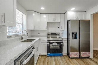 5100 SW 64th Ave in Davie, FL - Foto de edificio - Building Photo