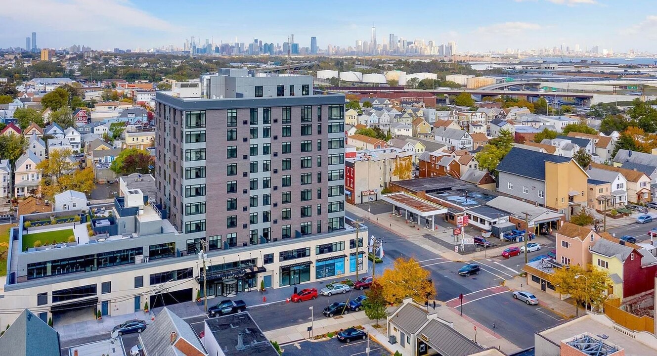 957 Broadway in Bayonne, NJ - Building Photo