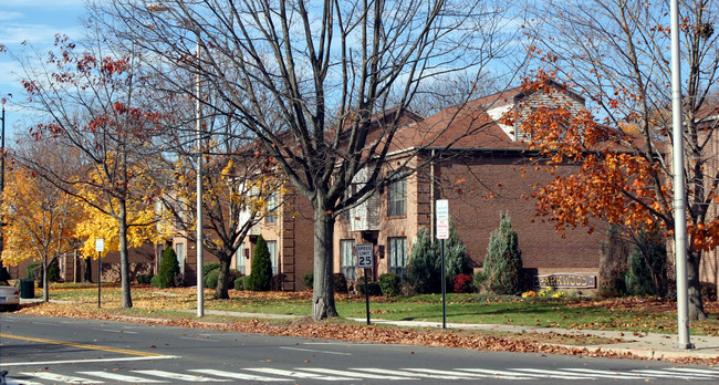 Parkwood Apartments in East Haven, CT - Building Photo - Building Photo