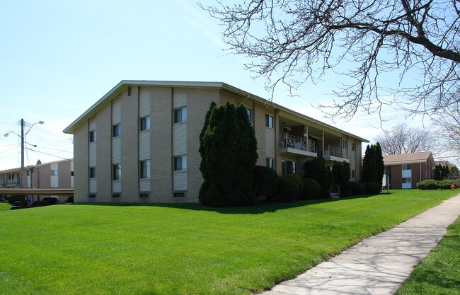 3006-3018 Woodruff Ave in Lansing, MI - Foto de edificio - Building Photo