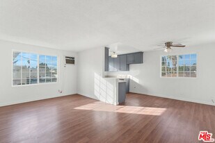 12325 Oxnard St in Los Angeles, CA - Building Photo