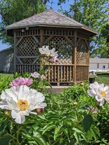 Stratford Highlands in Marion, IA - Building Photo