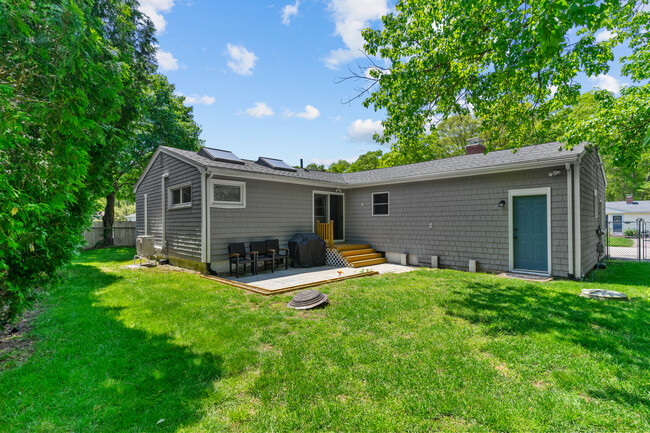 110 New Britain Dr in Warwick, RI - Building Photo - Building Photo