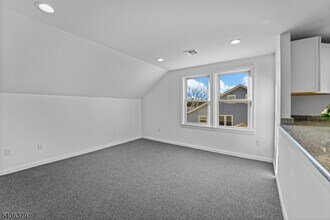 43 Hillcrest Ave in Franklin Township, NJ - Foto de edificio - Building Photo