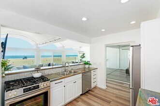 3806 Ocean Front Walk in Marina Del Rey, CA - Foto de edificio - Building Photo
