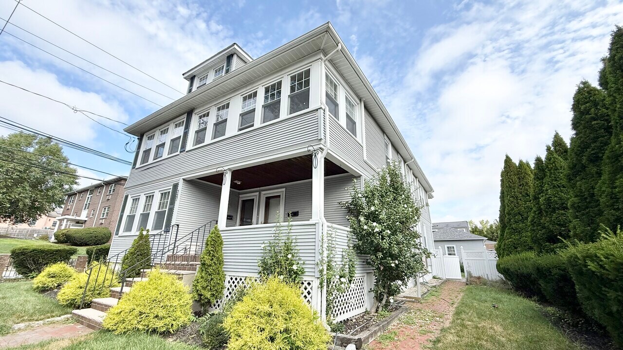 137 Summer St, Unit 135 in Waltham, MA - Building Photo