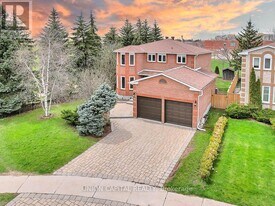 11 Coldstream Crescent in Richmond Hill, ON - Building Photo