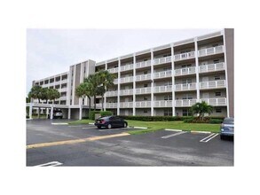 1075 Riverside Dr, Unit 207 in Coral Springs, FL - Foto de edificio - Building Photo