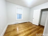 22 Rowell St, Unit #1 in Boston, MA - Foto de edificio - Building Photo