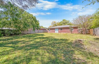 5899 Gillum Rd in Milton, FL - Foto de edificio - Building Photo