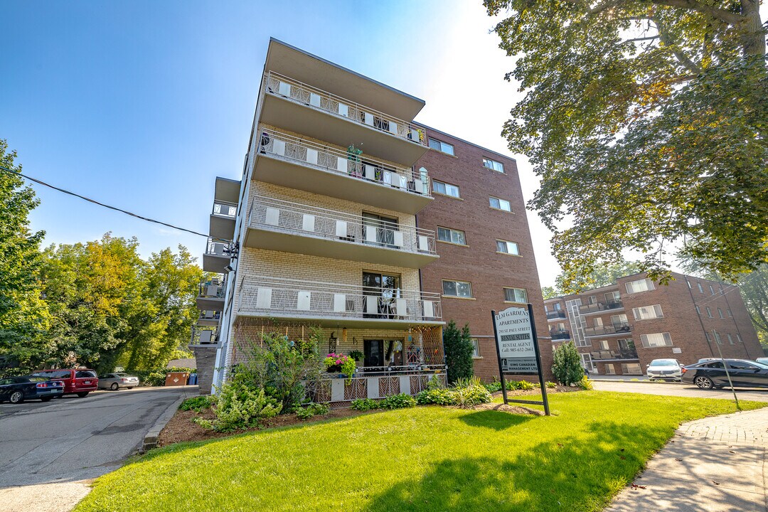 Elm Gardens in Burlington, ON - Building Photo