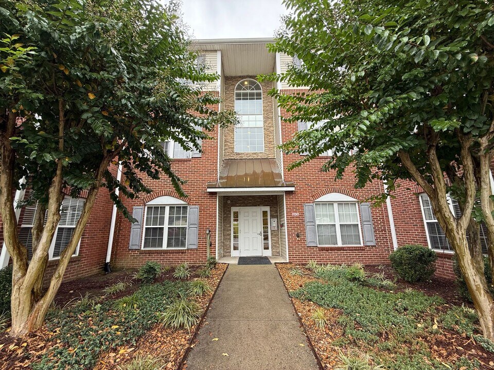 6941 Hanesbrook Cir in Clemmons, NC - Building Photo