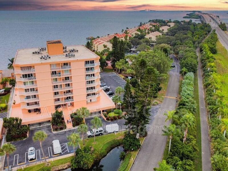 7430 Sunshine Skyway Ln in St. Petersburg, FL - Building Photo