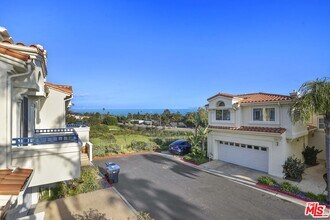 6457 Zuma View Pl in Malibu, CA - Foto de edificio - Building Photo