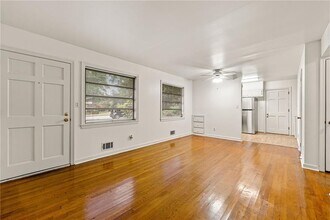 606 Sycamore Dr in Decatur, GA - Building Photo - Building Photo