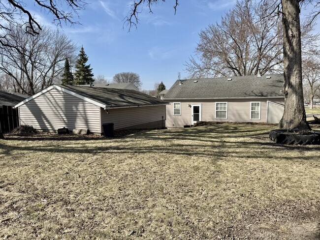 2006 SE Marshall St in Albert Lea, MN - Building Photo - Building Photo