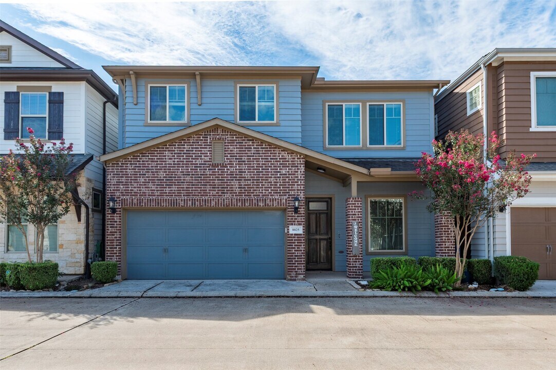 8825 Ashbloom Ln in Houston, TX - Building Photo