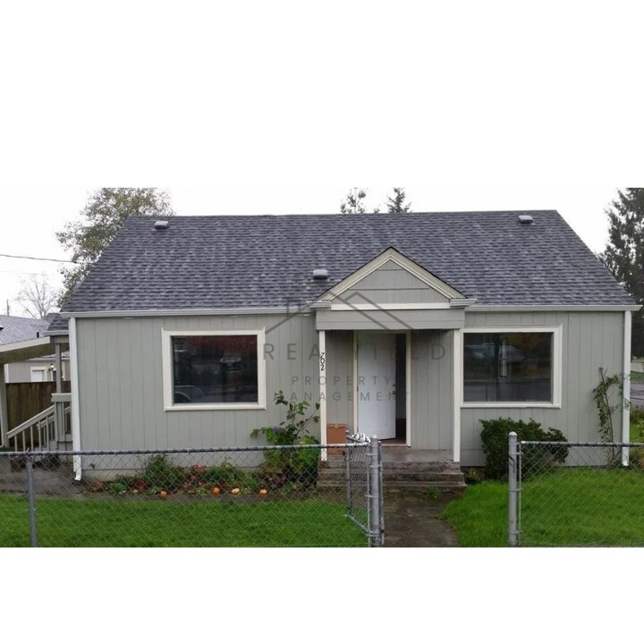 702 E 3rd St in Arlington, WA - Building Photo