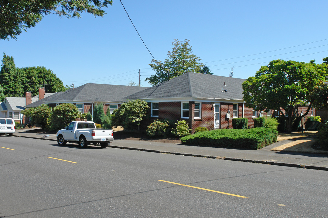 Alameda Court in Portland, OR - Building Photo