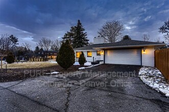 787 Crescent Ln in Lakewood, CO - Building Photo - Building Photo