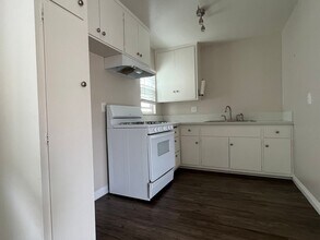 2000 Carnegie Ln in Redondo Beach, CA - Foto de edificio - Building Photo