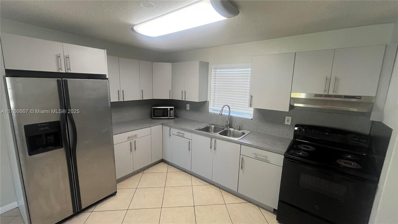 11240 SW 5th Terrace-Unit -1 in Miami, FL - Building Photo